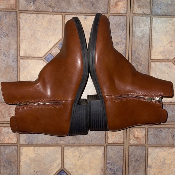 Chelsea boots with side zipper - Picture 10 of 16